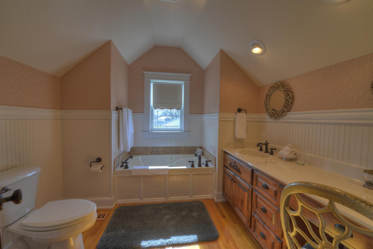 The Victoria Bed & Breakfast Bentonville Esterno foto