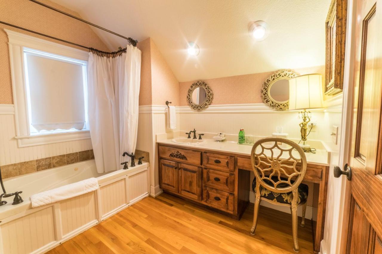 The Victoria Bed & Breakfast Bentonville Esterno foto