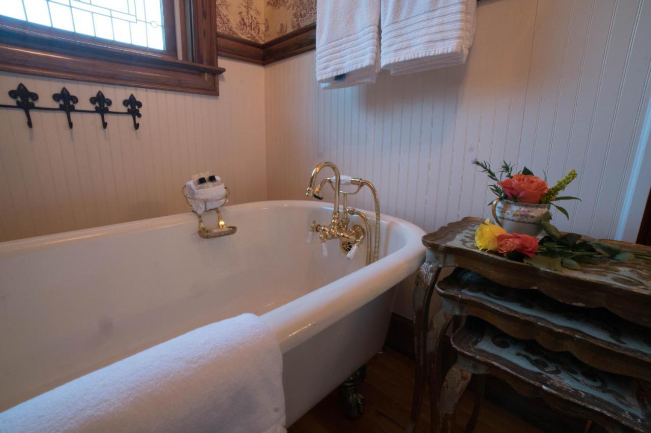 The Victoria Bed & Breakfast Bentonville Esterno foto